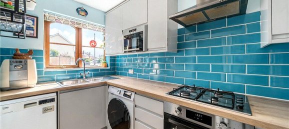 2 bedrooms House in Egham, United Kingdom No. 8642 9