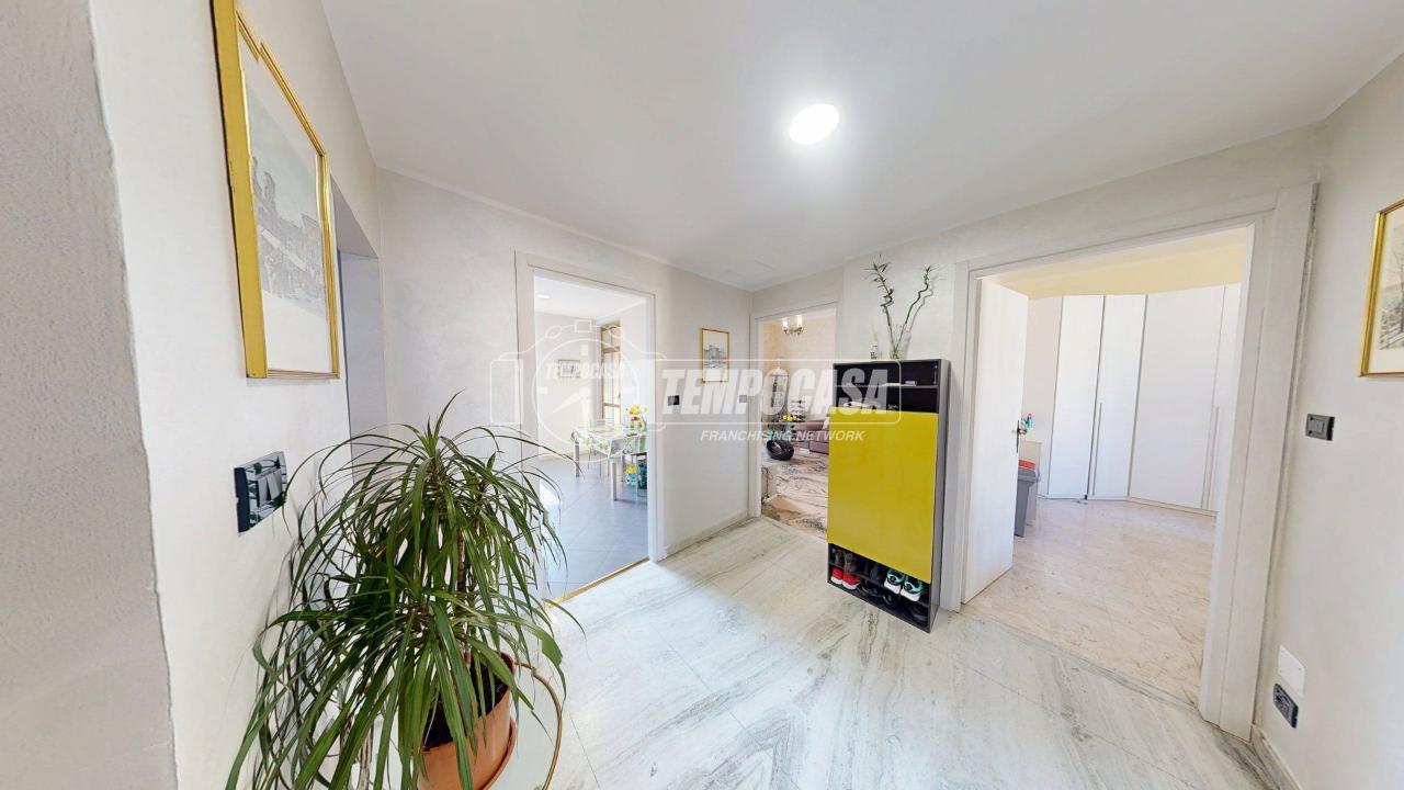 4 rooms Apartment in Turin, Italy No. 104820