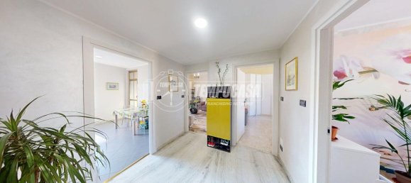 4 rooms Apartment in Turin, Italy No. 104820 2