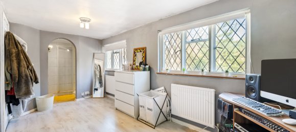 3 bedrooms House in Redhill, United Kingdom No. 1015 8