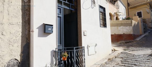 Casa de 4 habitaciónes en Palagonia, Italy No. 230991 2