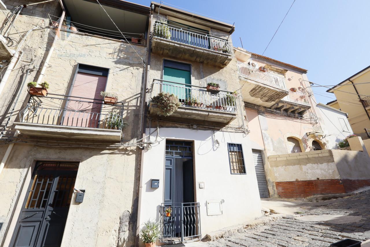 Casa de 4 habitaciónes en Palagonia, Italy No. 230991