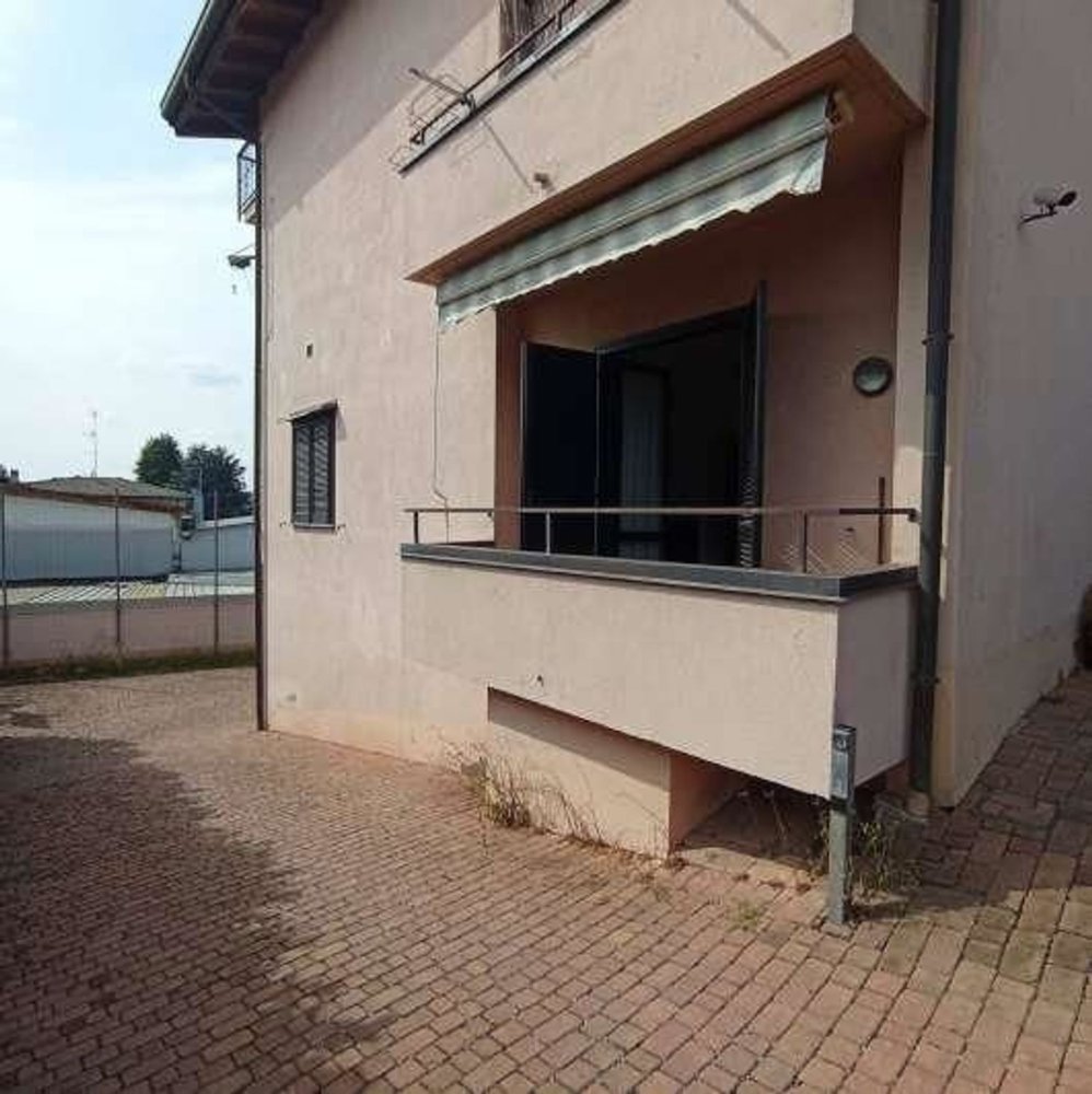 3غرفة شقة في Vertemate con Minoprio, Italy رقم 6775