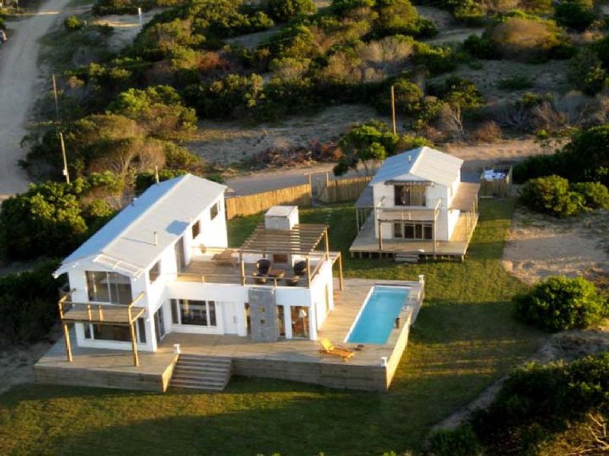 Casa de 5 dormitorios en Maldonado, Uruguay No. 6443