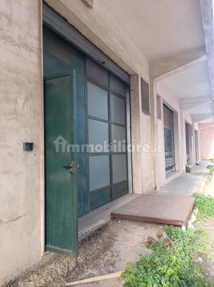 Propiedad comercial de 4 habitaciónes en Lecce, Italy No. 125750