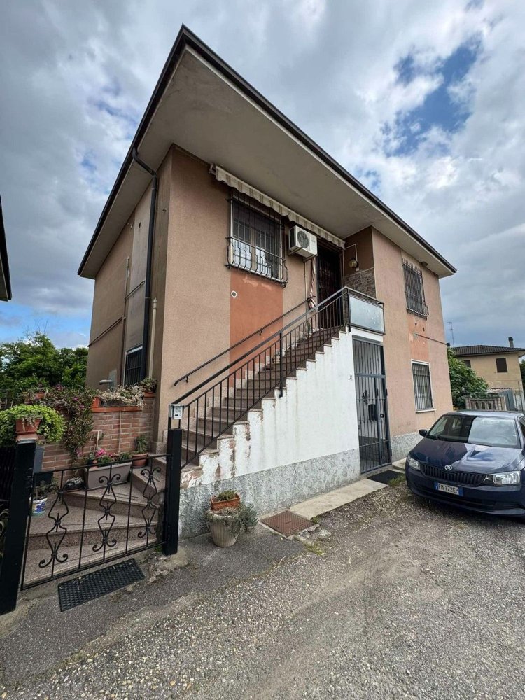 3 bedrooms House in Torre Beretti e Castellaro, Italy No. 365301