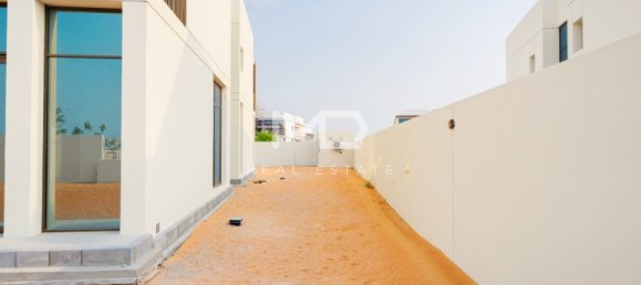 4 bedrooms Villa in Abu Dhabi, UAE No. 47126 47
