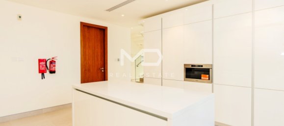 4 bedrooms Villa in Abu Dhabi, UAE No. 47126 6