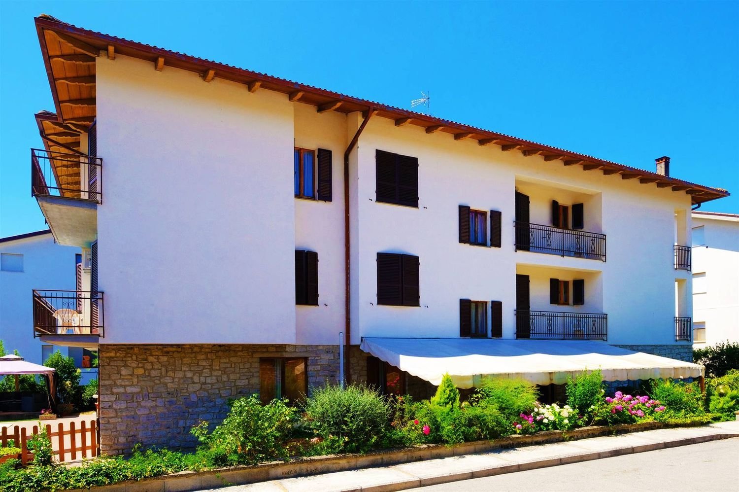 1180m² Building in Passignano sul Trasimeno, Italy No. 143443