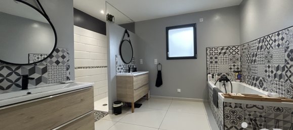 5 bedrooms House in Longue-Jumelles, France No. 348980 11