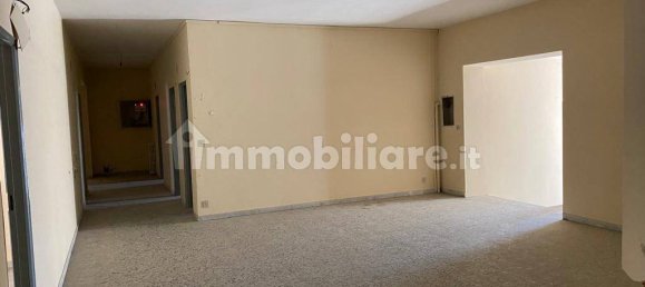 Коммерческая недвижимость с 4 комнатами в Ламеция Терме, Италия № 129432 2