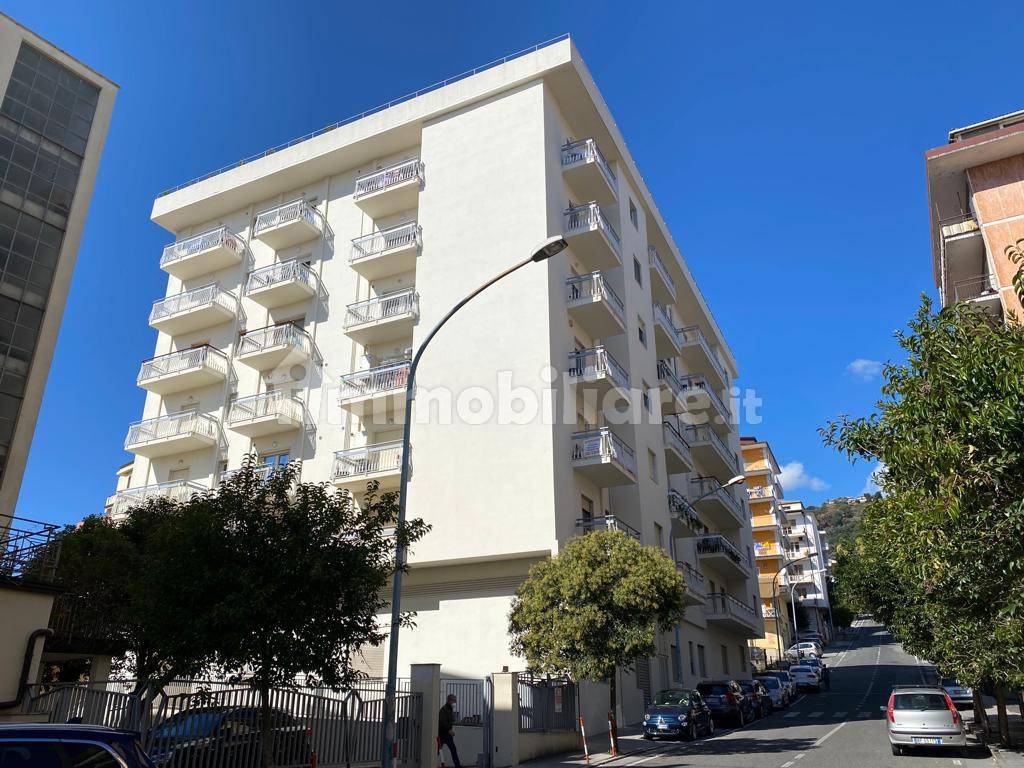 Коммерческая недвижимость с 4 комнатами в Ламеция Терме, Италия № 129432