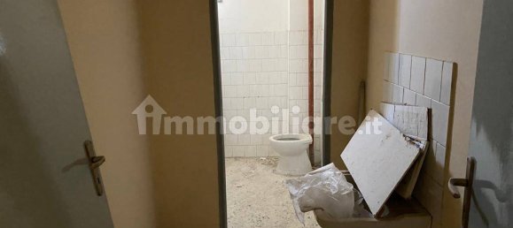 Коммерческая недвижимость с 4 комнатами в Ламеция Терме, Италия № 129432 9