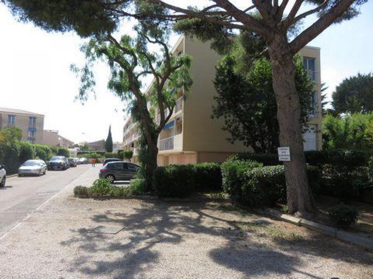 2 bedrooms Condo in Bandol, France No. 16101