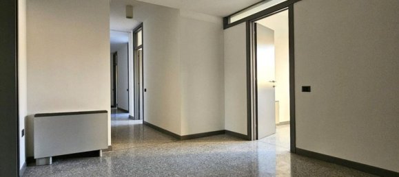 243m² Office in Vicenza, Italy No. 13299 16