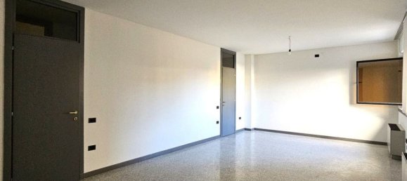 243m² Office in Vicenza, Italy No. 13299 7