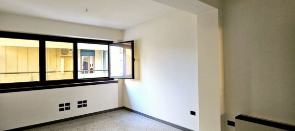 243m² Office in Vicenza, Italy No. 13299 12