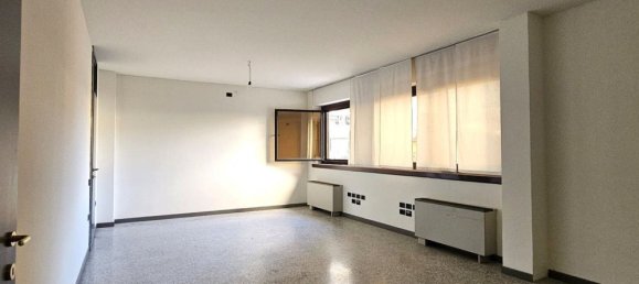 243m² Office in Vicenza, Italy No. 13299 9