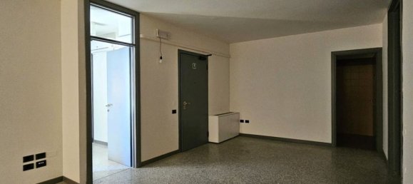 243m² Office in Vicenza, Italy No. 13299 4