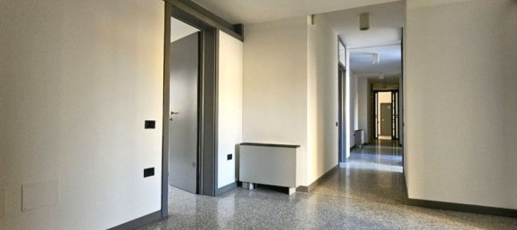 243m² Office in Vicenza, Italy No. 13299 17