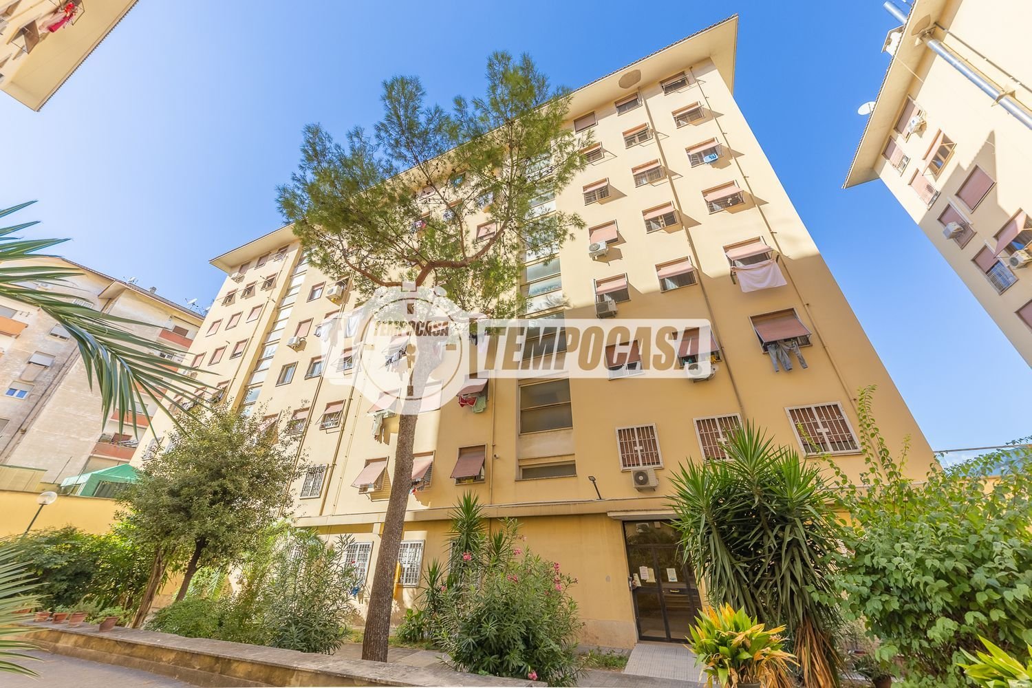 Квартира с 3 спальнями в Рим, Италия № 389640