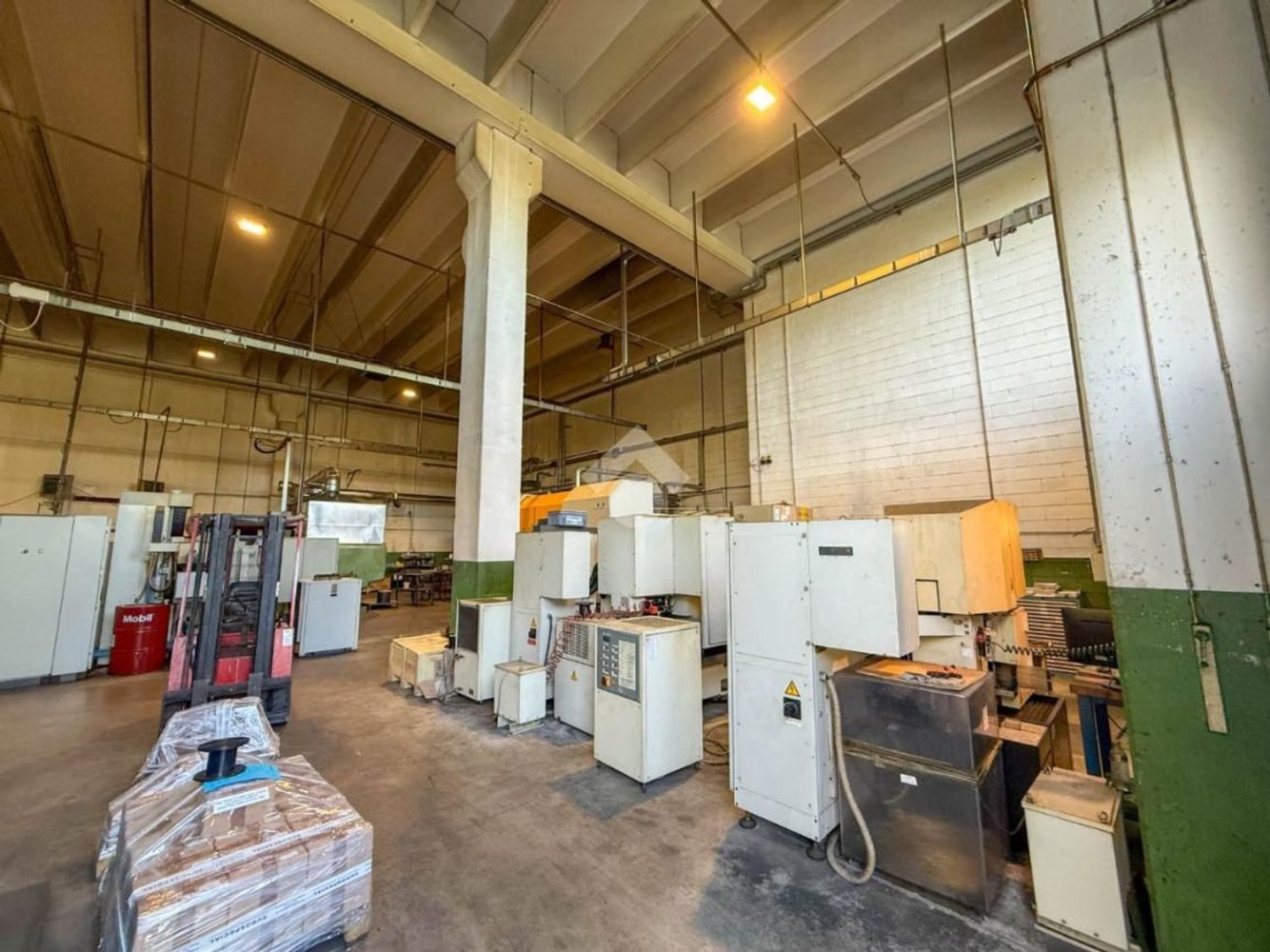 1000m² Warehouse in Bulciago, Italy No. 365544