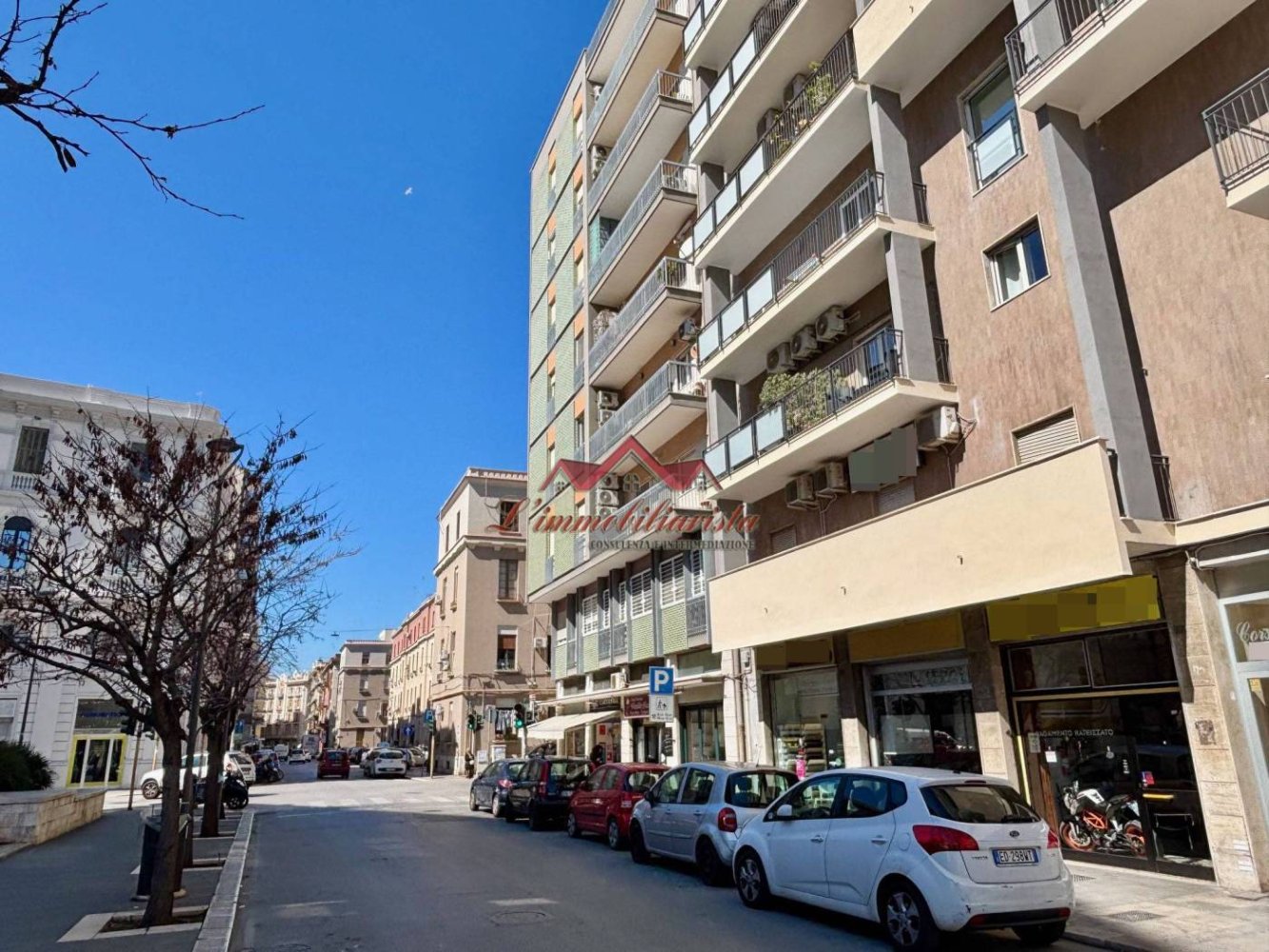 Коммерческая недвижимость с 1 комнатой в Бари, Италия № 233970