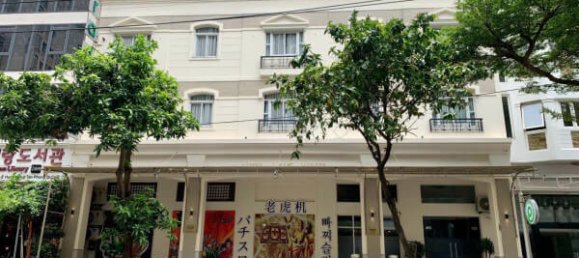 324m² House in District 7, Vietnam No. 7479 6