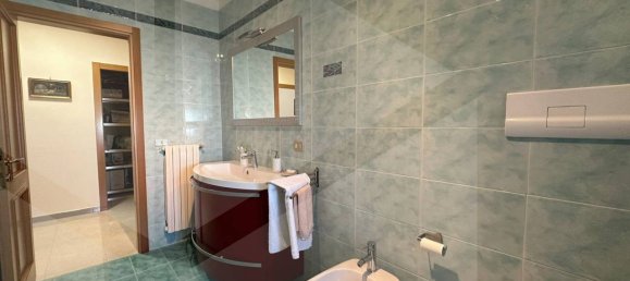 3-salle Appartement à Bari, Italy No. 17273 24