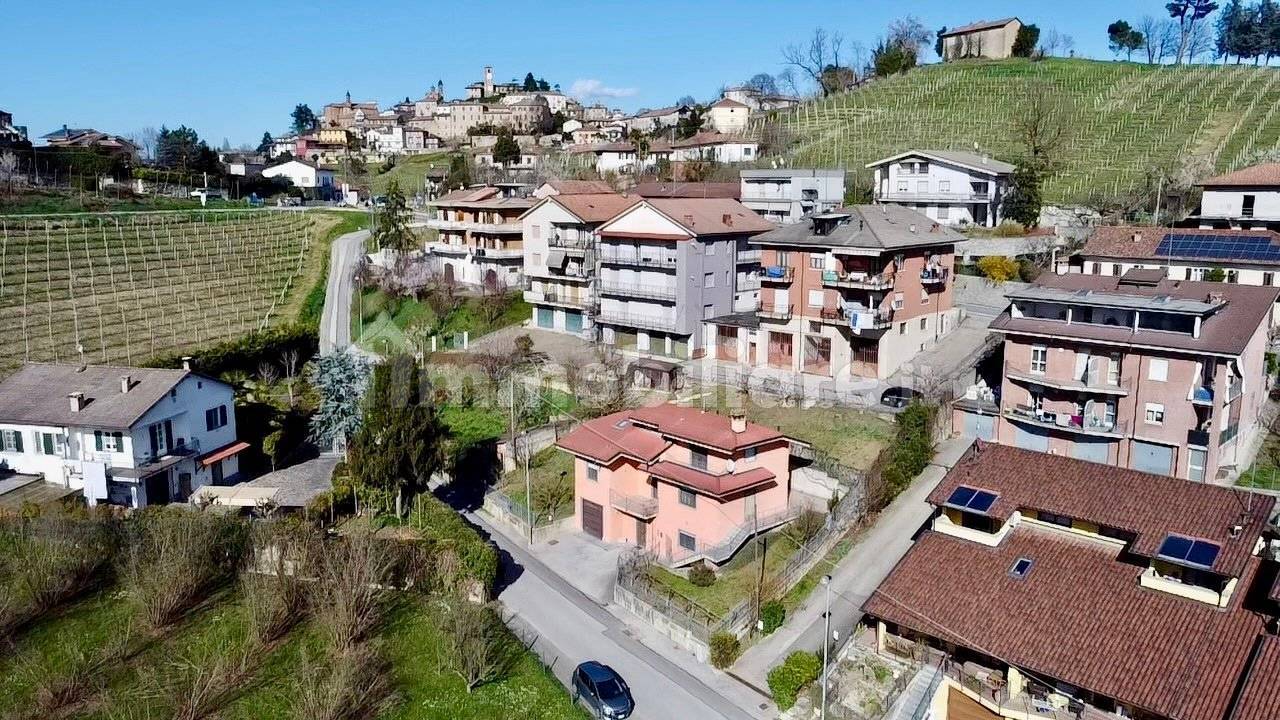 3 bedrooms Villa in Alba, Italy No. 191947