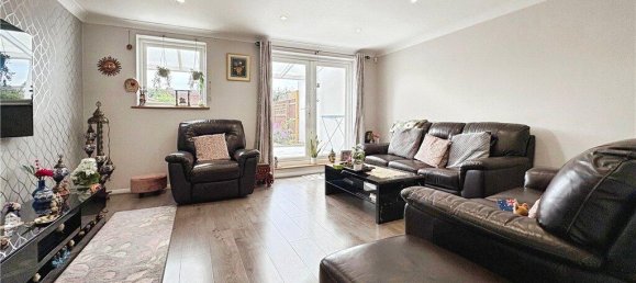 3 bedrooms House in Surrey, United Kingdom No. 8611 3