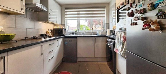 3 bedrooms House in Surrey, United Kingdom No. 8611 5