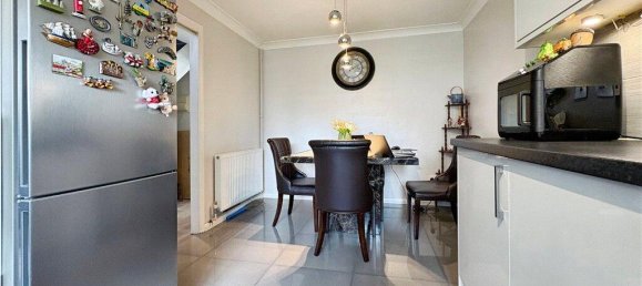 3 bedrooms House in Surrey, United Kingdom No. 8611 7