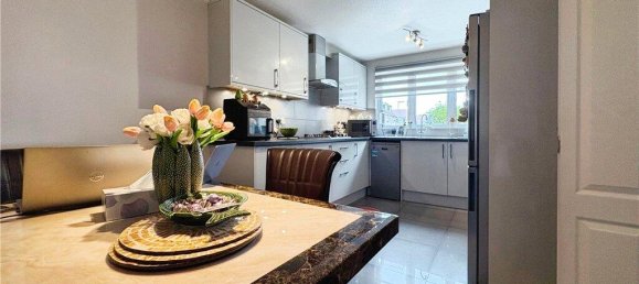 3 bedrooms House in Surrey, United Kingdom No. 8611 4