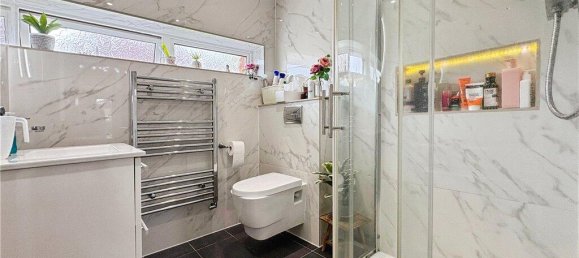 3 bedrooms House in Surrey, United Kingdom No. 8611 8