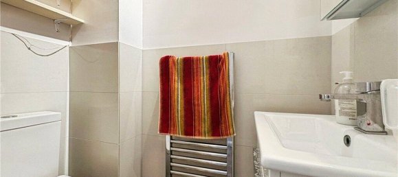 3 bedrooms House in Surrey, United Kingdom No. 8611 6