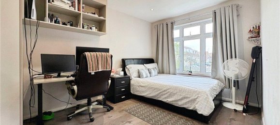 3 bedrooms House in Surrey, United Kingdom No. 8611 11