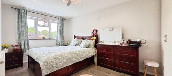 3 bedrooms House in Surrey, United Kingdom No. 8611 9