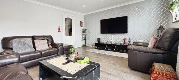 3 bedrooms House in Surrey, United Kingdom No. 8611 2