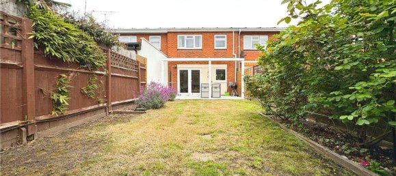 3 bedrooms House in Surrey, United Kingdom No. 8611 13