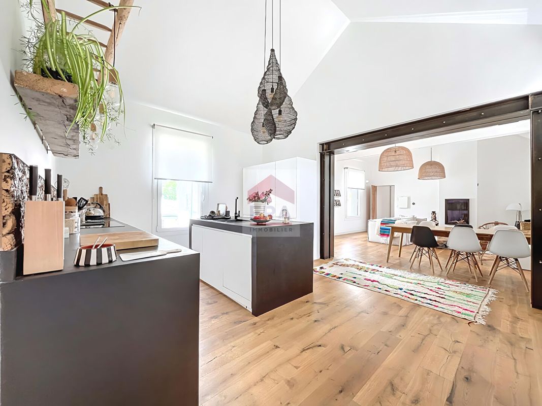 5 bedrooms Townhouse in Suresnes, France No. 139075