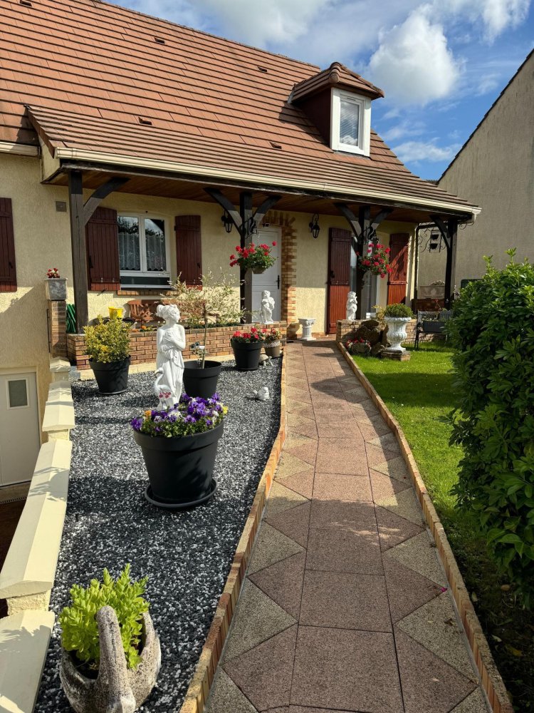 Casa de 4 dormitorios en Neuilly-en-Thelle, France No. 261183