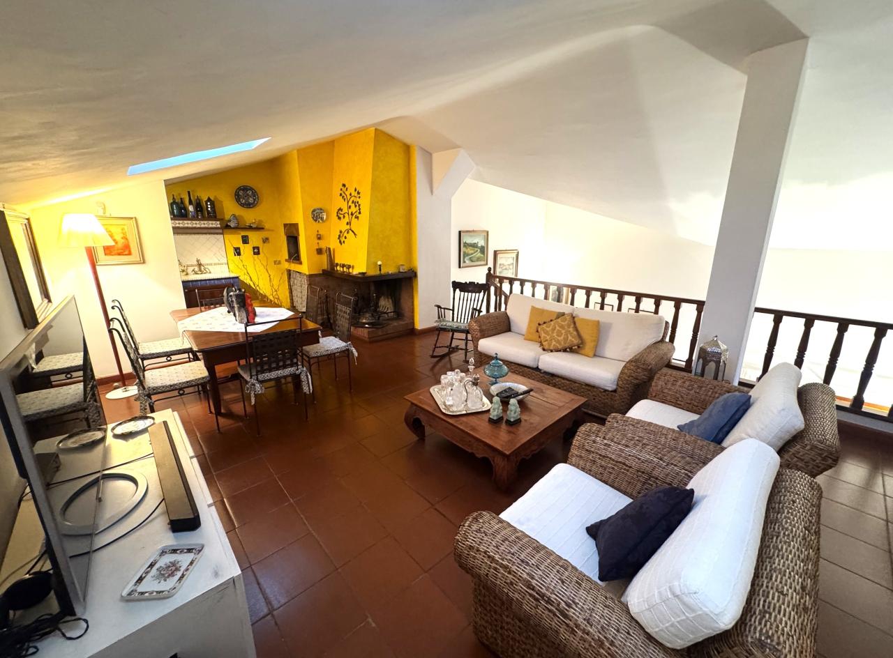 Ático de 8 habitaciónes en Prato, Italy No. 9445