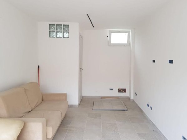 Propiedad comercial de 2 habitaciónes en Guidonia Montecelio, Italy No. 252055