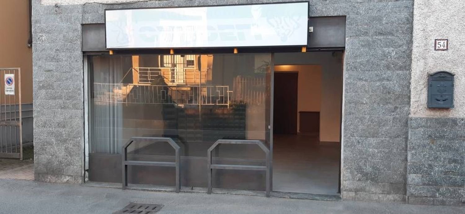 Gewerbliche Immobilie in Samarate, Italy 80m², Nr. 389391