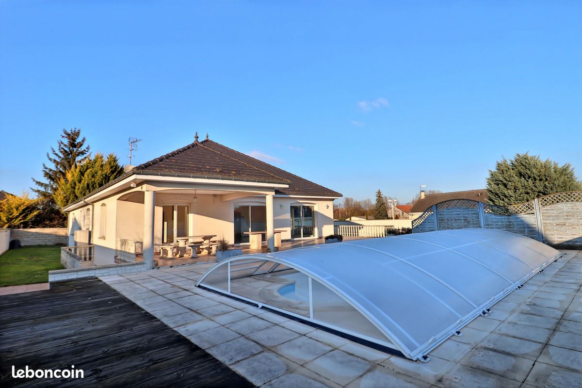  Castillos de 5 dormitorios en Saint-Mesmin, France No. 228667