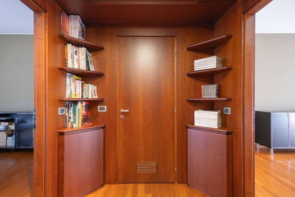 5 rooms Office in Milan, Italy No. 392476