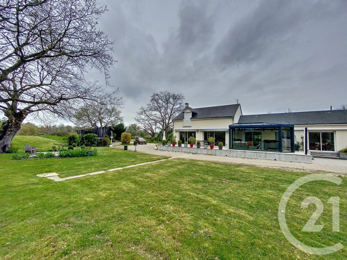 3 bedrooms Castles in La Ferte-Saint-Cyr, France No. 257290