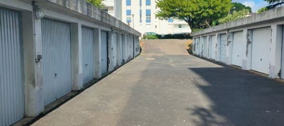 Garage in Saint-Nazaire, France No. 291498 3