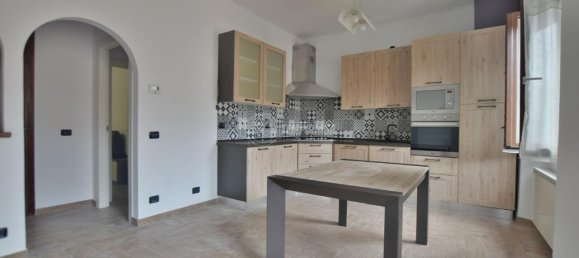 3 rooms Apartment in Castelraimondo, Italy No. 7014 2